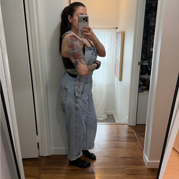 Levi’s denim overalls - Picture 4 of 5